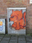 829821 Afbeelding van graffiti met een oranje hondje, op een schakelkastje bij het pand Jan van Galenstraat 1 te Utrecht.